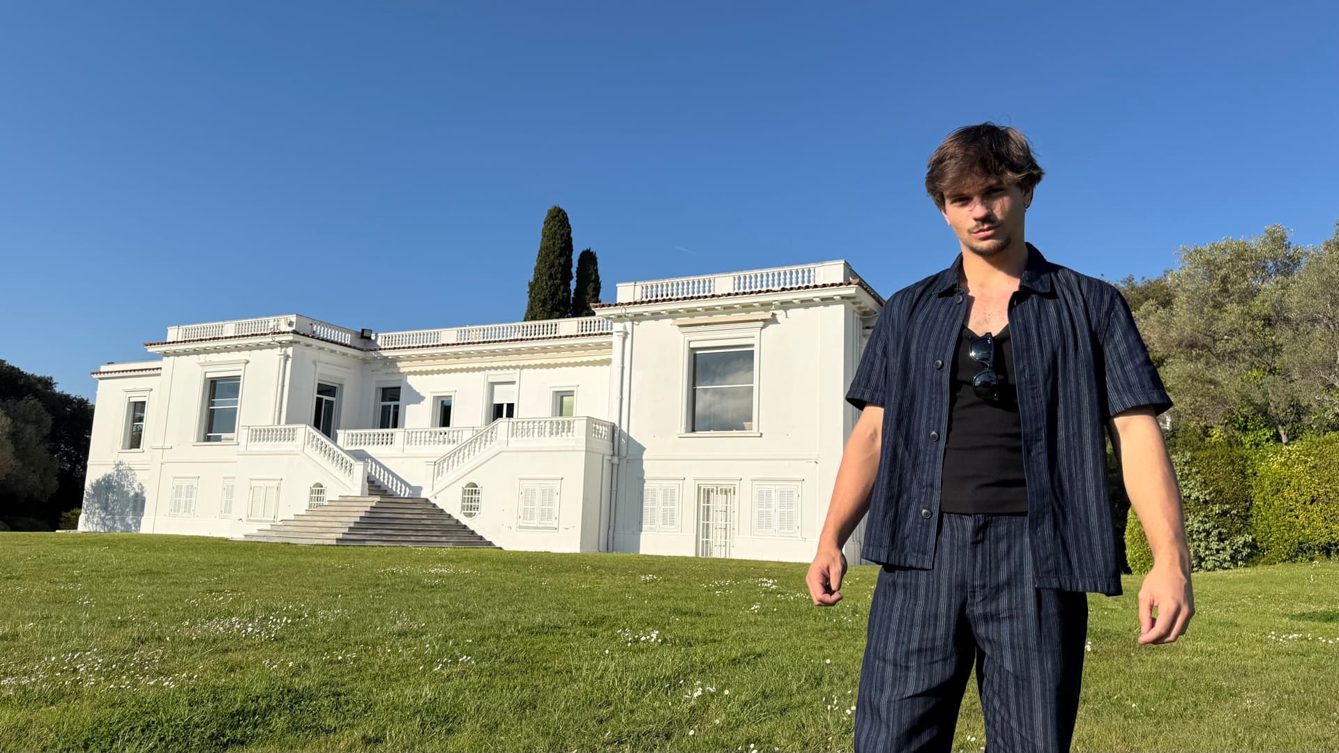 Ethan Duvin devant le Domaine di Dilecta, Cap d'Antibes
